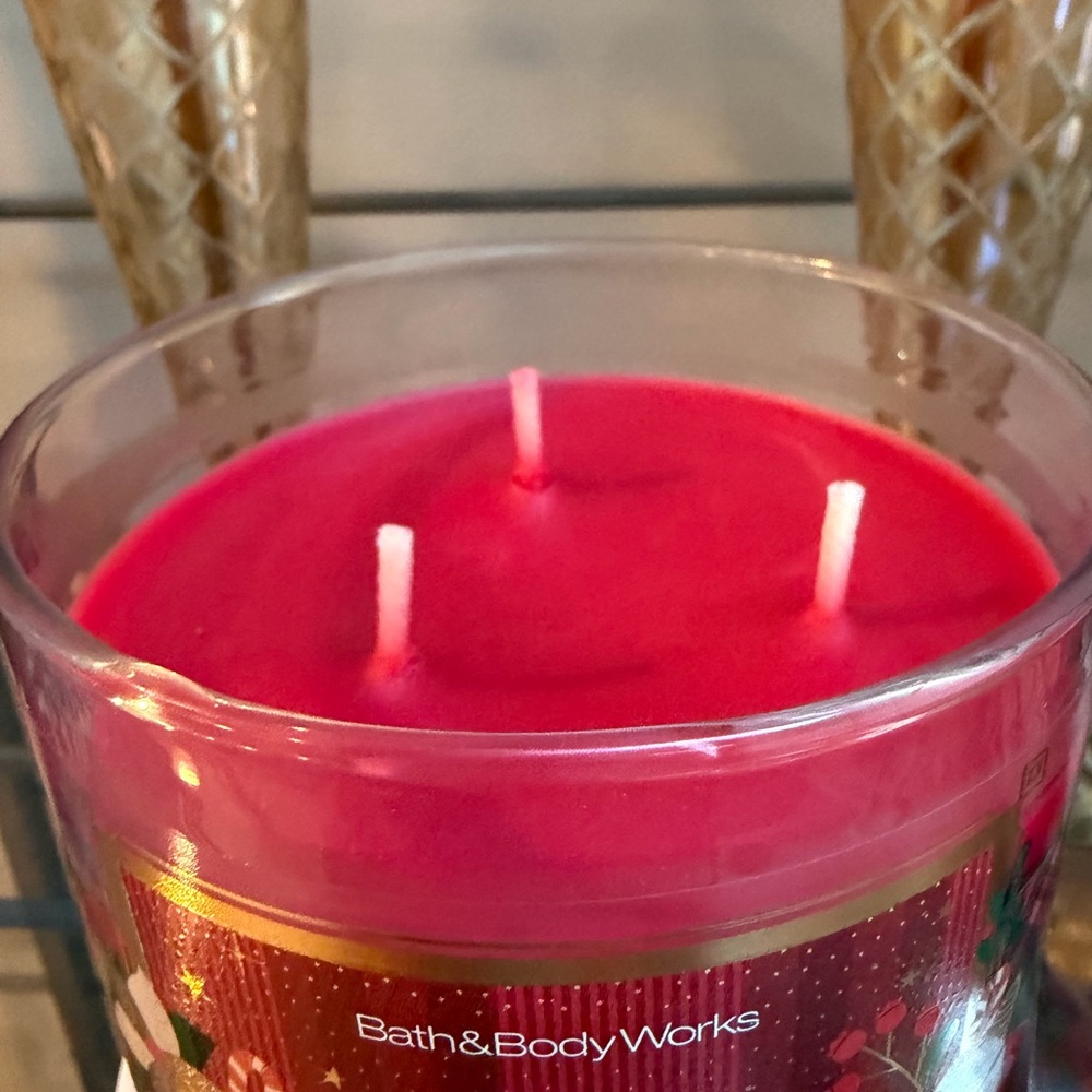 Bath & Body Works 'Tis The Season 3 Wick Candle NWT Design Holiday 2026 Festive - Picture 2 of 4